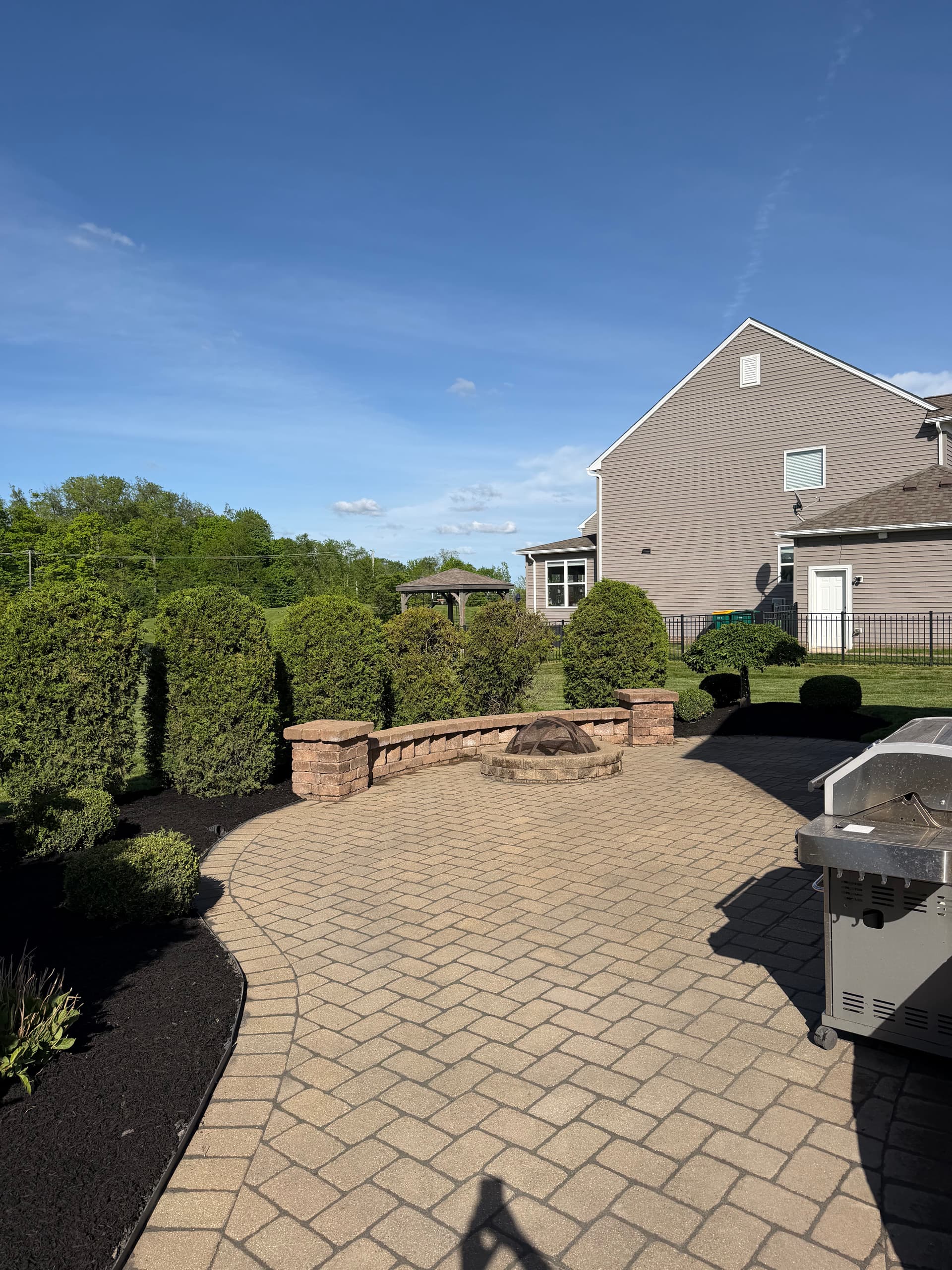 Aurora Ohio Patio Wash, Re-Sanding, and Mulch Refresh